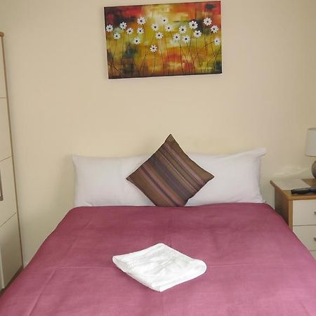 Montrose Guest House Ромфорд Екстериор снимка