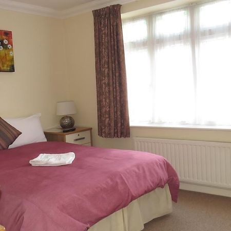 Montrose Guest House Ромфорд Екстериор снимка