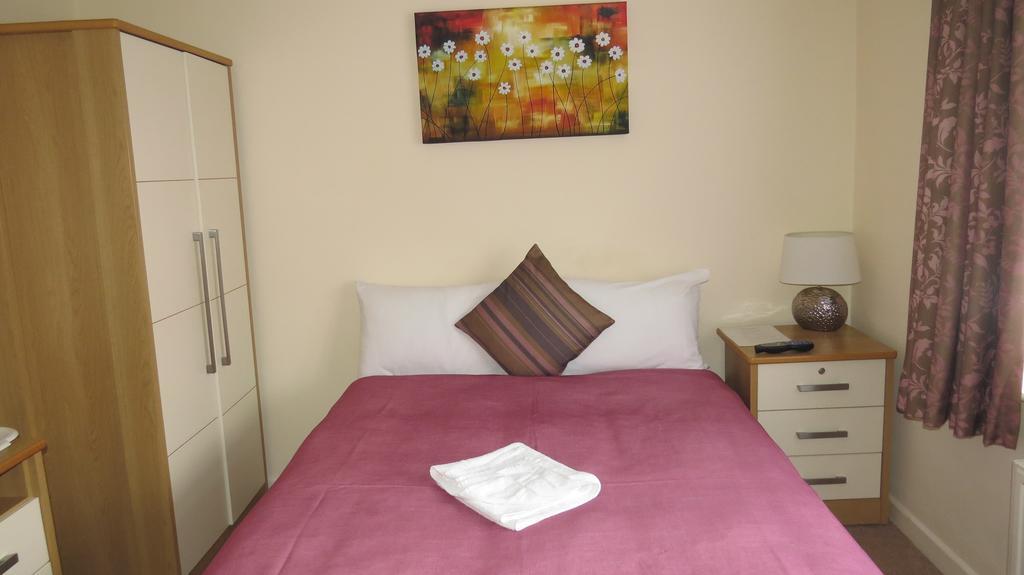 Montrose Guest House Ромфорд Екстериор снимка