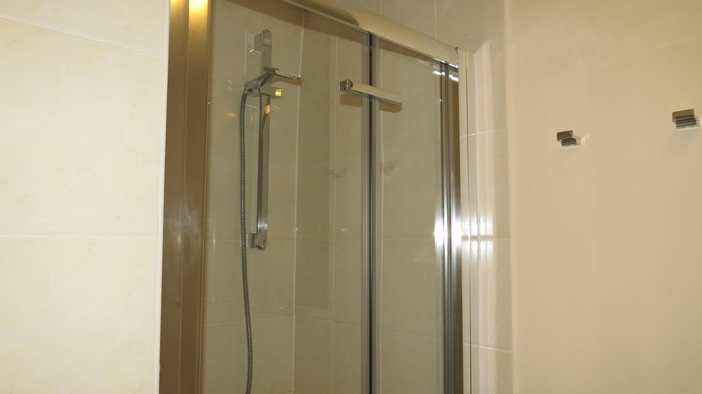 Montrose Guest House Ромфорд Екстериор снимка