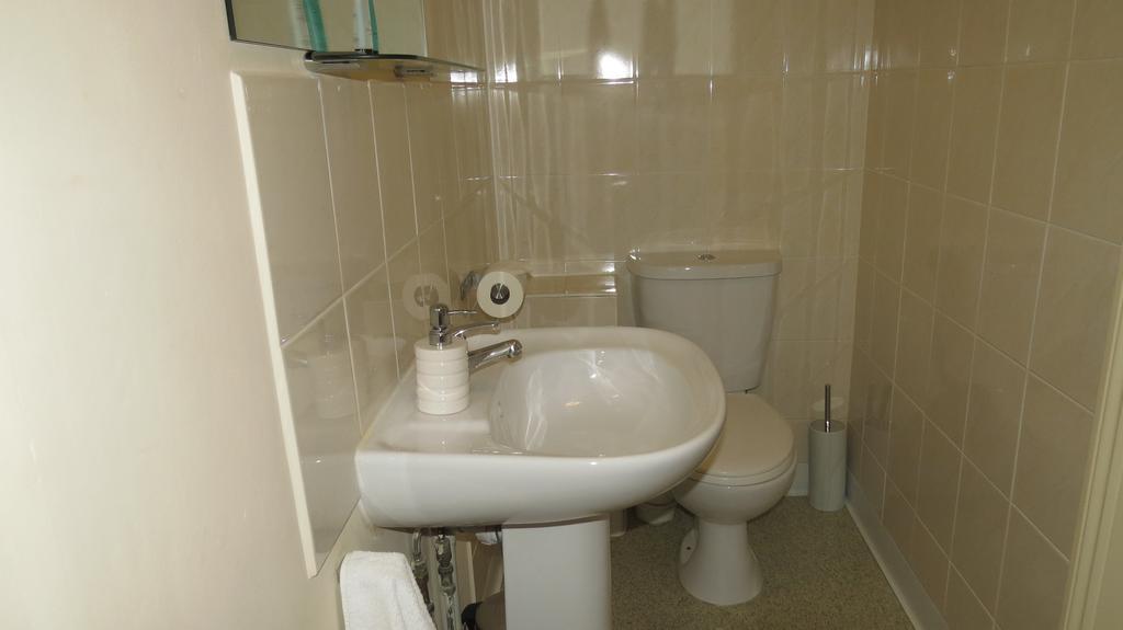 Montrose Guest House Ромфорд Екстериор снимка