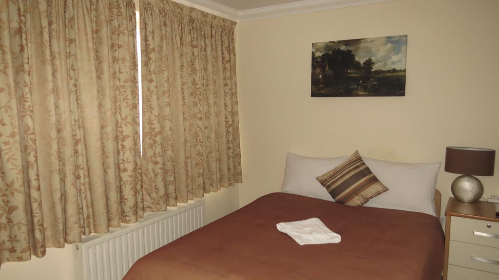 Montrose Guest House Ромфорд Екстериор снимка