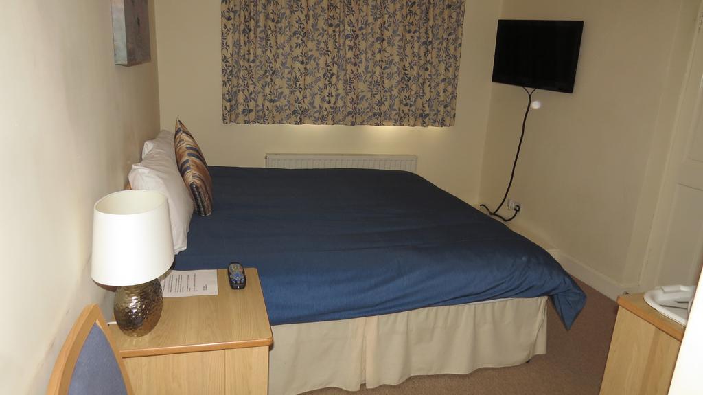 Montrose Guest House Ромфорд Екстериор снимка