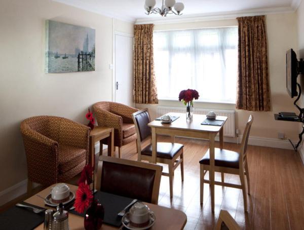 Montrose Guest House Ромфорд Екстериор снимка