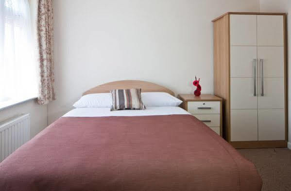 Montrose Guest House Ромфорд Екстериор снимка